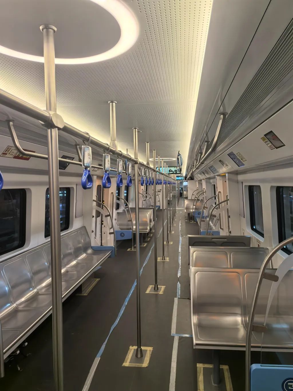 車廂座椅采用橫縱結(jié)合布置方式。重慶交通開投鐵路集團(tuán)供圖